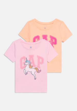 Δύο παιδικά κοντομάνικα μπλουζάκια, ένα ανοιχτό ροζ με μονόκερο και το κείμενο "GAP", ένα ανοιχτό πορτοκαλί με το κείμενο "GAP" σε φωτεινό ροζ.
