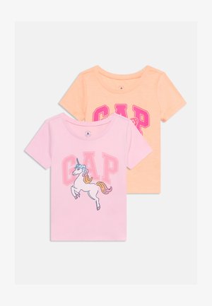 Δύο παιδικά κοντομάνικα μπλουζάκια, ένα ανοιχτό ροζ με μονόκερο και το κείμενο "GAP", ένα ανοιχτό πορτοκαλί με το κείμενο "GAP" σε φωτεινό ροζ.