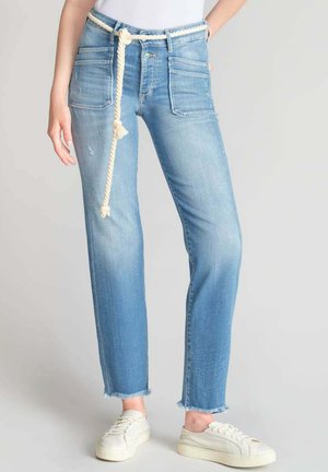 Lichtblauwe denim jeans met een rechte snit en onafgewerkte zoom. Voorzien van een touwriem, voorzakken en lichte slijtage.