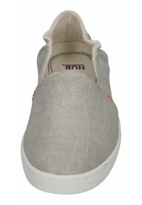 Graue Slipper aus strukturiertem Obermaterial, mit weißer Gummisohle und dezenter orangener Akzentuierung. Glattes Innenfutter sichtbar.