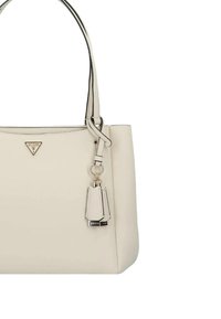 Sac à main en cuir couleur crème avec double poignées, logo en métal triangulaire, et porte-clés en cuir assorti attaché avec des accents en métal.