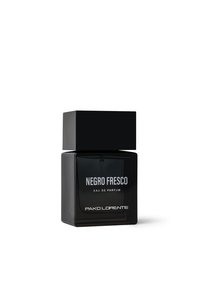 Czarna prostokątna butelka perfum o matowym wykończeniu i kwadratowej zakrętce. Etykieta mówi "NEGRO FRESCO, EAU DE PARFUM, PAKO LORENTE" białym tekstem.