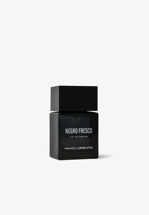 Czarna prostokątna butelka perfum o matowym wykończeniu i kwadratowej zakrętce. Etykieta mówi "NEGRO FRESCO, EAU DE PARFUM, PAKO LORENTE" białym tekstem.