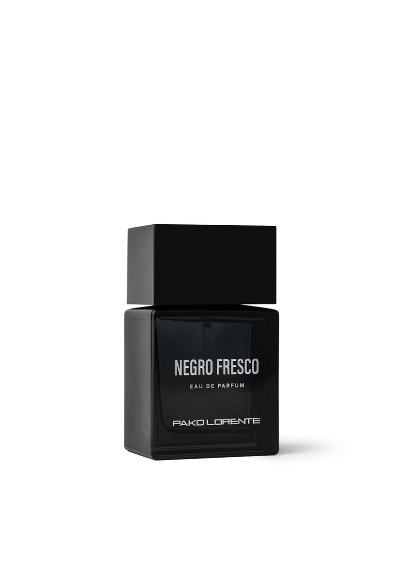 Czarna prostokątna butelka perfum o matowym wykończeniu i kwadratowej zakrętce. Etykieta mówi "NEGRO FRESCO, EAU DE PARFUM, PAKO LORENTE" białym tekstem.