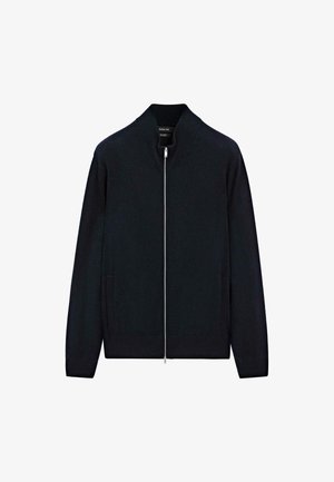 Zwarte volle rits cardigan trui met geribbelde kraag, lange mouwen en twee voorzakken, weergegeven op een witte achtergrond.