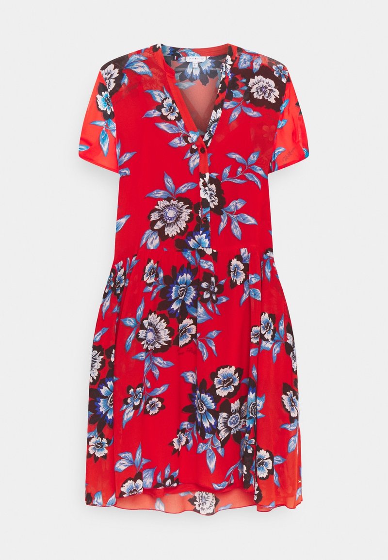 Robe rouge à manches courtes avec un col en V et un détail de boutons, présentant de grandes impressions florales bleues et blanches dispersées sur le tissu.