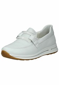 Chaussure en cuir blanc avec une texture lisse, dotée d'un design à double bride. La semelle est en caoutchouc marron clair, apportant un contraste avec la tige.