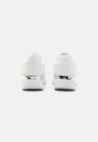 Witte sneakers met een glad materiaal, een gepolsterde kraag en metallic zilveren accenten op de hiel. Minimalistisch ontwerp en een gevoerde zool.