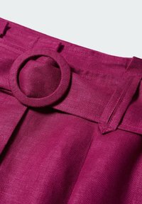 Fuchsia-Gürtel mit einer runden Schnalle, gefertigt aus strukturiertem Stoff. Verfügt über ein plissiertes Design und genähte Akzente für Details.