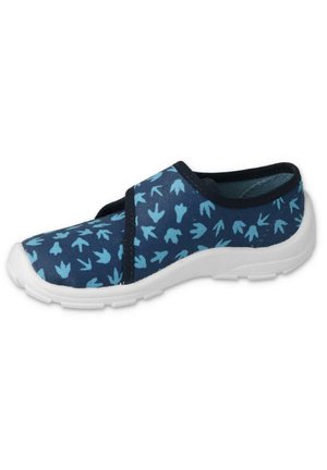 Niebieskie buty wsuwane o fakturowanej tkaninie z jasnoniebieskimi odciskami stóp ptaków na granatowym tle oraz białą gumową podeszwą.
