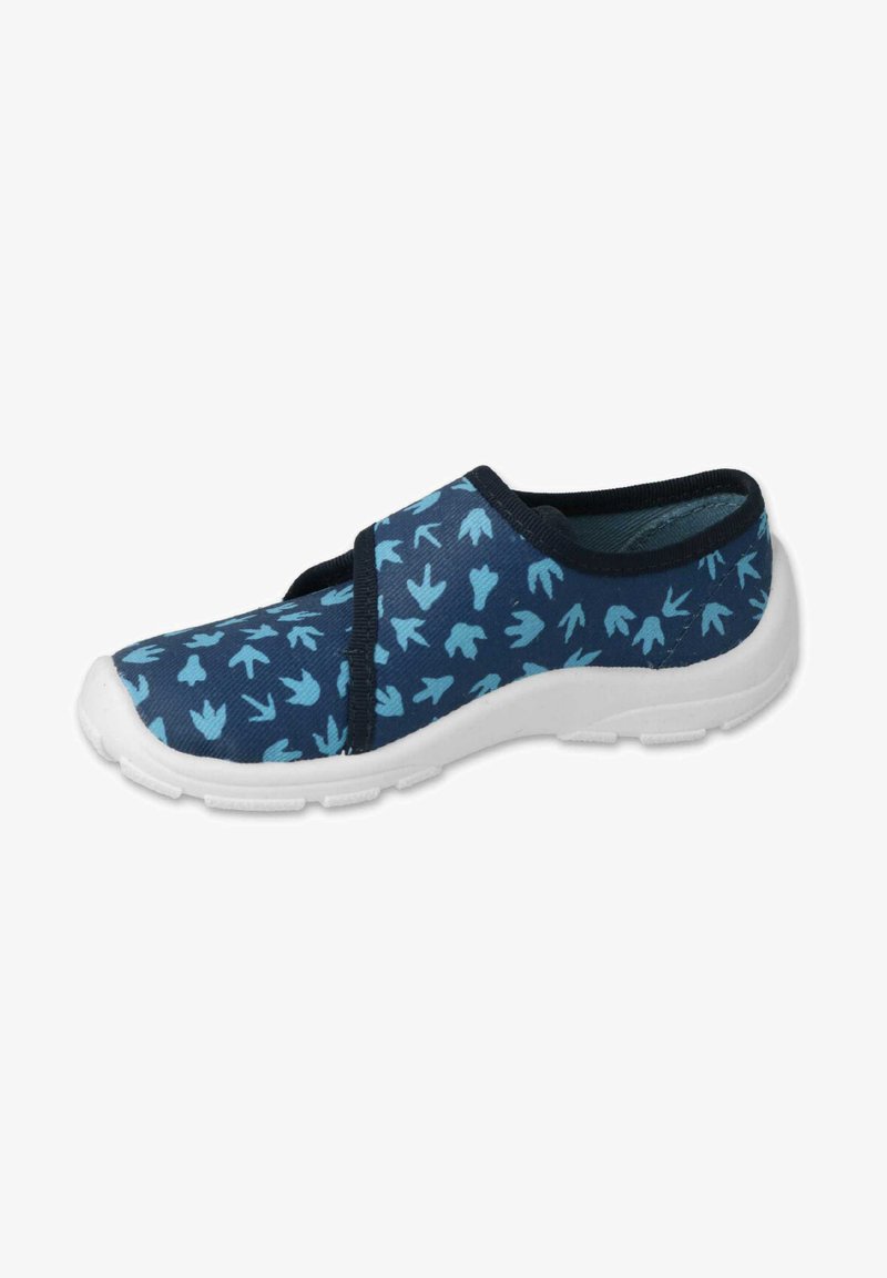 Niebieskie buty wsuwane o fakturowanej tkaninie z jasnoniebieskimi odciskami stóp ptaków na granatowym tle oraz białą gumową podeszwą.