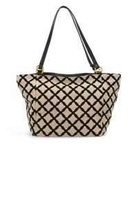 Bolso tote hecho de tela beige con un patrón geométrico negro, con asas de cuero negro y acentos metálicos dorados.