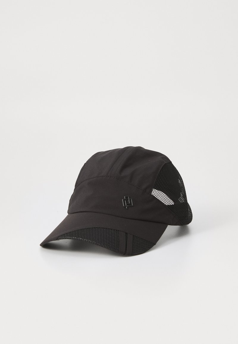 Black cap featuring a solid front with mesh side panels, curved peak, and a logo detail on the front. Made from lightweight fabric.