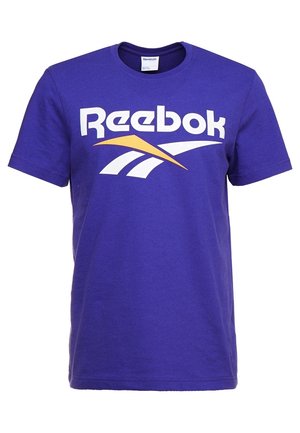 T-shirt violet à manches courtes avec un logo Reebok blanc et orange ainsi qu'un texte au centre sur le devant.
