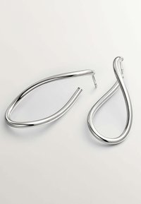 Pendientes de aro de metal plateado que presentan una forma de lágrima fluida, con una superficie lisa y brillante y un diseño abierto.