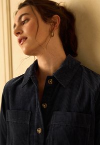 Mini Machine Robe Next LONG SLEEVE CORD OVERHEAD MINI DRESS - Robe chemise - navy blue ...