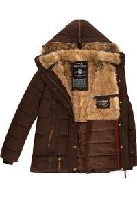Chaqueta de invierno acolchada marrón con capucha, desabotonada para revelar un suave forro de pelo sintético de color marrón claro y múltiples bolsillos interiores con etiquetas de marca.