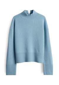 Maglione lavorato a maglia di un blu chiaro con colletto alto e spacco, orlo e polsini a coste ampie, e vestibilità rilassata. Texture morbida e design minimale.