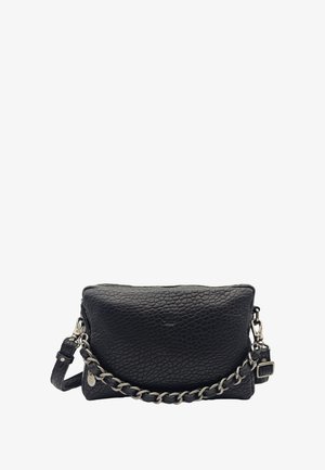 Sac à épaule en cuir texturé noir avec détail en chaîne argentée et bandoulière réglable, petit logo de la marque embossé au centre avant.