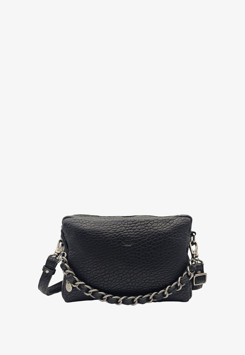 Sac à épaule en cuir texturé noir avec détail en chaîne argentée et bandoulière réglable, petit logo de la marque embossé au centre avant.