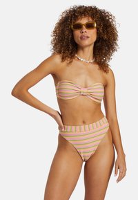 Set bikini con top bandeau caratterizzato da un dettaglio annodato sul davanti e da un fondo a vita alta, entrambi con righe orizzontali nei colori rosa, giallo e verde.