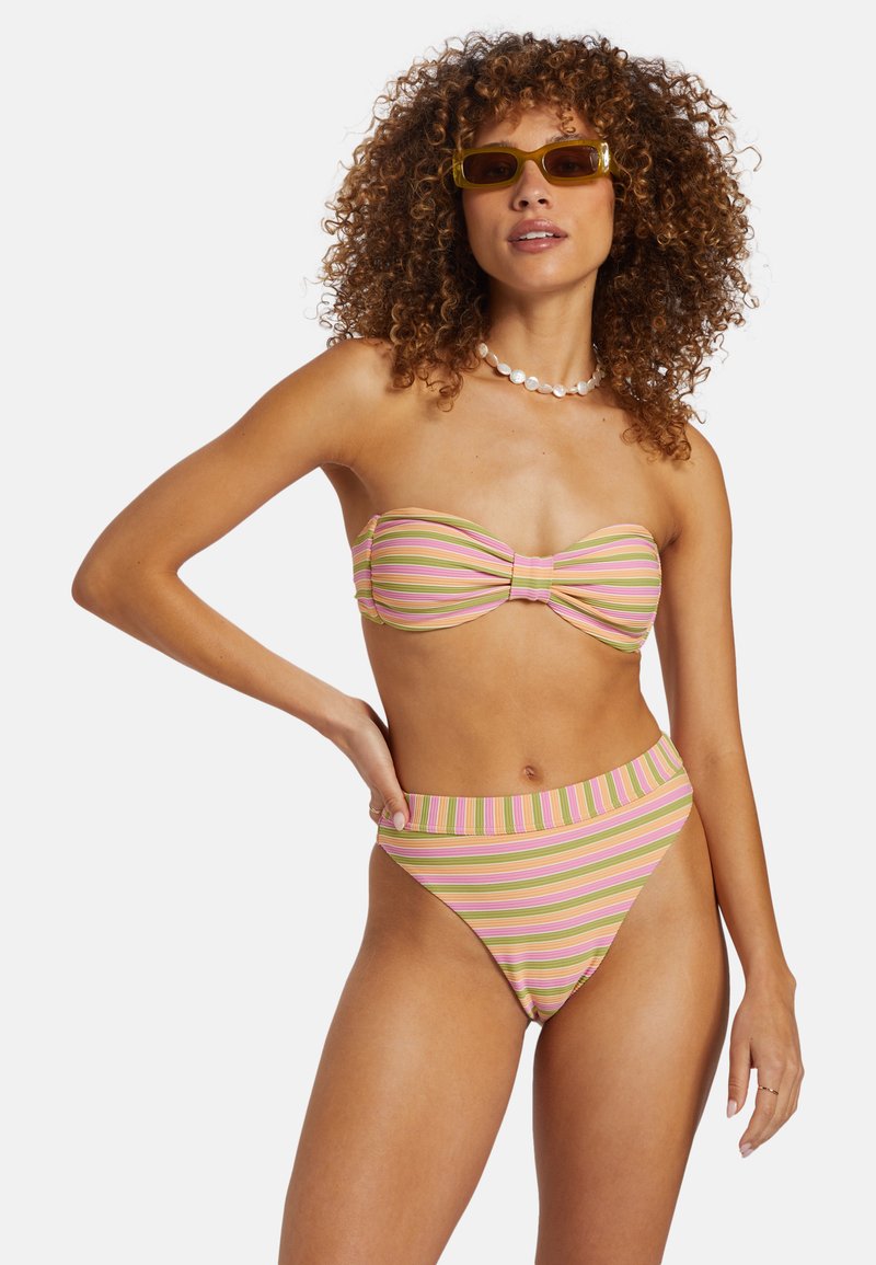 Zestaw bikini z topem bandeau z przodu ozdobionym wiązaniem oraz wysokim stanem, w poziome paski w kolorach różowym, żółtym i zielonym.