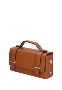Borsa a tracolla in pelle marrone con forma rettangolare, accenti in metallo color oro, manico superiore e rifiniture nere in contrasto lungo i bordi.