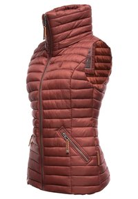 Gilet matelassé rouge avec col montant, fermeture éclair sur le devant et deux poches latérales. Présente un tissu lisse et brillant avec un motif de coutures horizontales.
