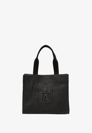 Zwarte geweven draagtas met twee stevige handvatten, met een gestructureerd oppervlak en een opvallend reliëflogo aan de voorkant. Compact rechthoekig formaat.