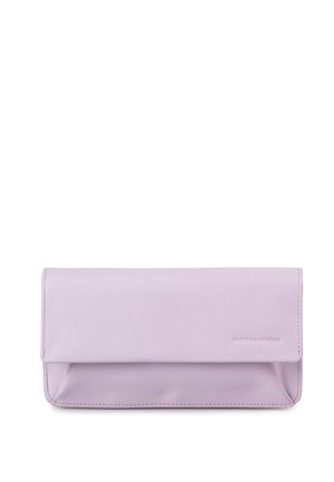 Weiche lavendelfarbene Leder-Clutch mit gefaltetem Überschlag und dezent geprägtetem Markennamen in der unteren rechten Ecke.