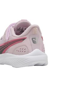 Chaussure de sport rose avec une tige texturée et des accents gris. Dotée d'une semelle blanche rembourrée et d'un logo sur l'onglet du talon. Présence de trous de ventilation.
