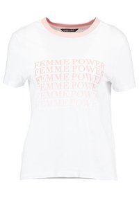 T-shirt blanc à manches courtes avec un col côtelé rose, comportant des motifs répétés "FEMME POWER" en rose clair. Matière en coton, coupe décontractée.