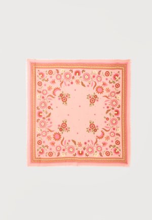 Eșarfă pătrată roz cu modele florale în nuanțe de roșu, portocaliu și verde aranjate în borduri și grupuri centrale simetrice.