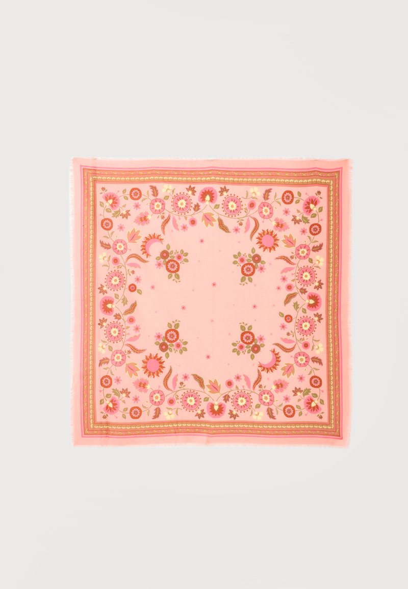 Τετράγωνο ροζ φουλάρι με λουλουδένια σχέδια σε αποχρώσεις του κόκκινου, πορτοκαλί και πράσινου, διατεταγμένα σε συμμετρικά περιμετρικά και κεντρικά σύνολα.