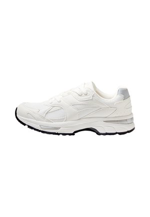 Witte sportieve schoen met een bovenwerk van mesh en synthetisch materiaal, een gevoerde zool, zwarte rubberen loopzool en minimale grijze accenten op de hiel.