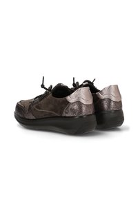 Zapatillas marrones y metálicas con un diseño texturizado, que destacan por una combinación de ante y material brillante, cordones elásticos y una suela negra acolchada.