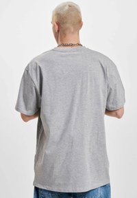 Grijze katoenen t-shirt met korte mouwen en een ronde hals, met een relaxte pasvorm en een gladde, zachte textuur.