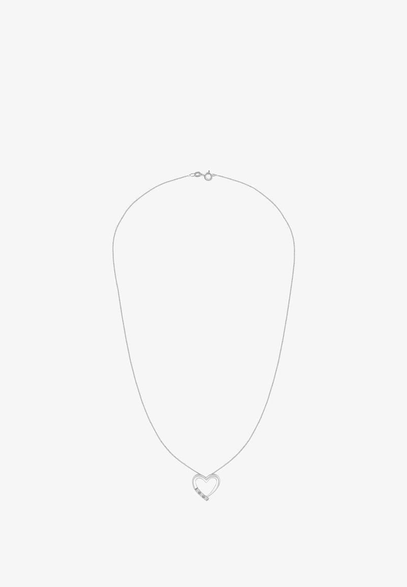 Strieborný reťazový náhrdelník s príveskom v tvare srdca s hladkým povrchom a malými vsadenými kryštálmi pre oživenie detailov.