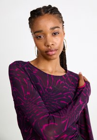 Puma DARE TO LONG SLEEVE TEE - Langarmshirt - midnight plum