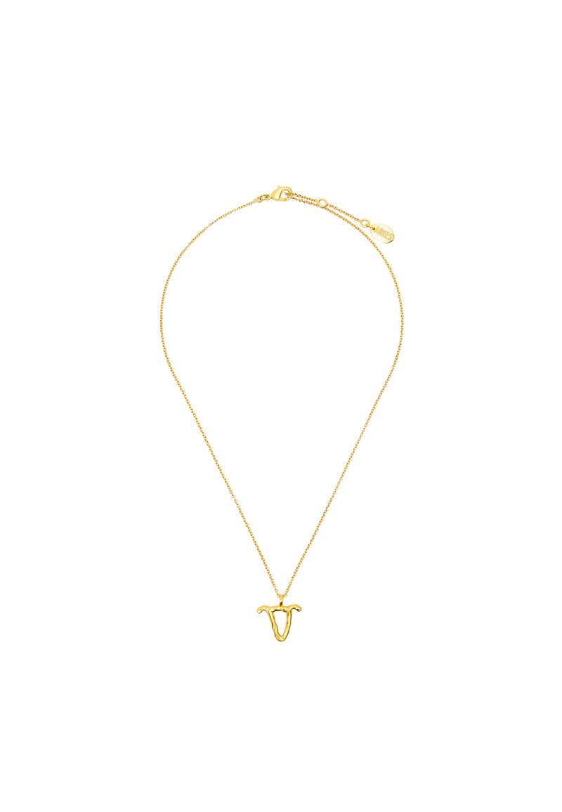 Złoty metalowy naszyjnik z cienkim łańcuszkiem i unikalnym wisiorkiem w kształcie stylizowanego obiektu, charakteryzującym się gładkimi liniami i wypolerowanym wykończeniem.