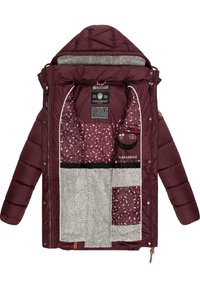Bordo puf jakna s kapuljačom, sa sivom sherpa podstavom, uzorkom unutar tkanine i više džepova za pohranu.
