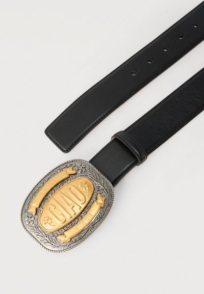 Μαύρη δερμάτινη ζώνη με μεγάλο ασημένιο και χρυσό διακοσμητικό αγκράφα χαραγμένο με τη λέξη "CIAO" και λουλουδένια σχέδια.