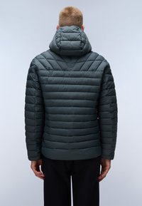 Giubbotto imbottito verde scuro con motivi trapuntati orizzontali e diagonali, cappuccio staccabile e texture liscia. La vista posteriore mostra un design aderente.