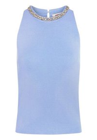 Top de punto azul claro sin mangas con escote adornado con cuentas y pequeño cierre con botón en el cuello trasero.