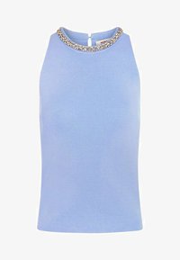 Top de punto azul claro sin mangas con escote adornado con cuentas y pequeño cierre con botón en el cuello trasero.