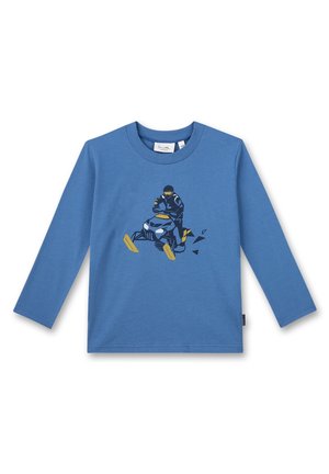 Niebieska koszula z długim rękawem z grafiką osoby jeżdżącej na żółto-czarnym skutera śnieżnym z przodu.