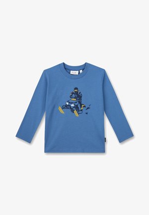 Chemise à manches longues bleue avec un graphique d'une personne conduisant une motoneige jaune et noire à l'avant.