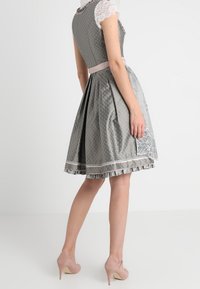 Szara sukienka z dopasowanym gorsetem, rozkloszowanym dołem, koronkowymi akcentami i różową satynową talią. Posiada wzorzystą teksturę i falbaniasty brzeg.