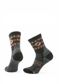 Calzini neri e grigi con un vivace motivo geometrico, punte e talloni rinforzati, bordo a coste e dettagli di marca.