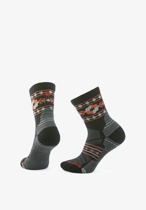 Schwarze und graue Socken mit einem bunten geometrischen Muster, verstärkter Spitze und Ferse, geripptem Bündchen und Markenverzierungen.
